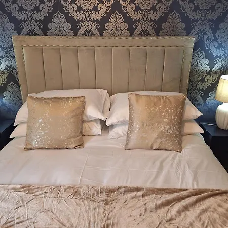 Old Coach House With Garage *