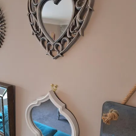 아파트 Old Coach House With Garage *