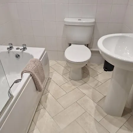 Apartman Old Coach House With Garage