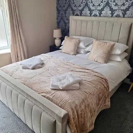 아파트 Old Coach House With Garage