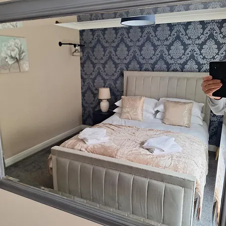 Old Coach House With Garage Apartman Scarborough