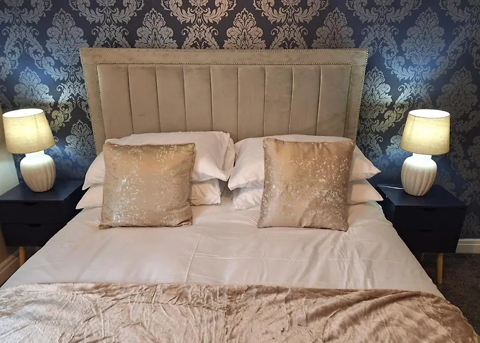 Old Coach House With Garage