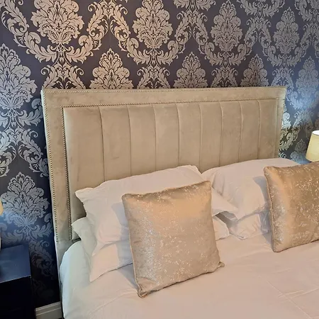 Old Coach House With Garage